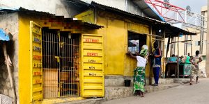 Image d'une cabine de transfert d'argent à la frontière
